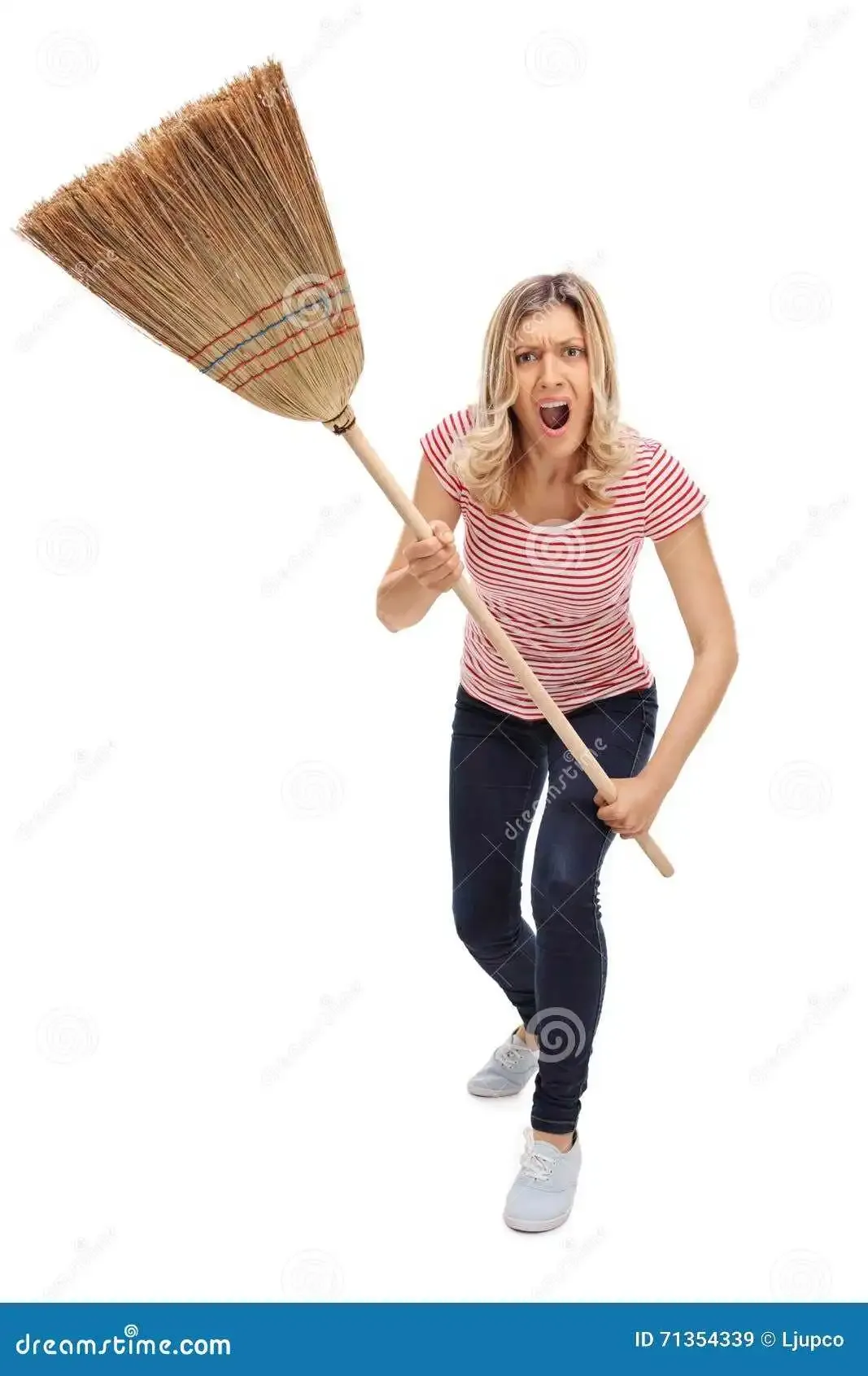 mujer-enojada-que-amenaza-con-una-escoba-71354339.webp