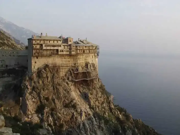 monte-athos-micronaciones-705x529 (1).webp