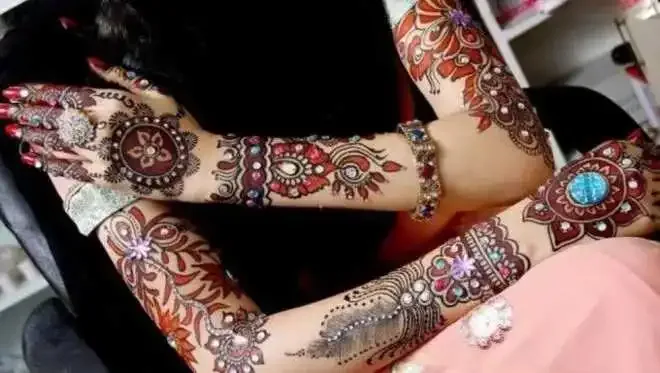 tatuajes-henna-india-tradicional-bodas-mujeres-14.webp